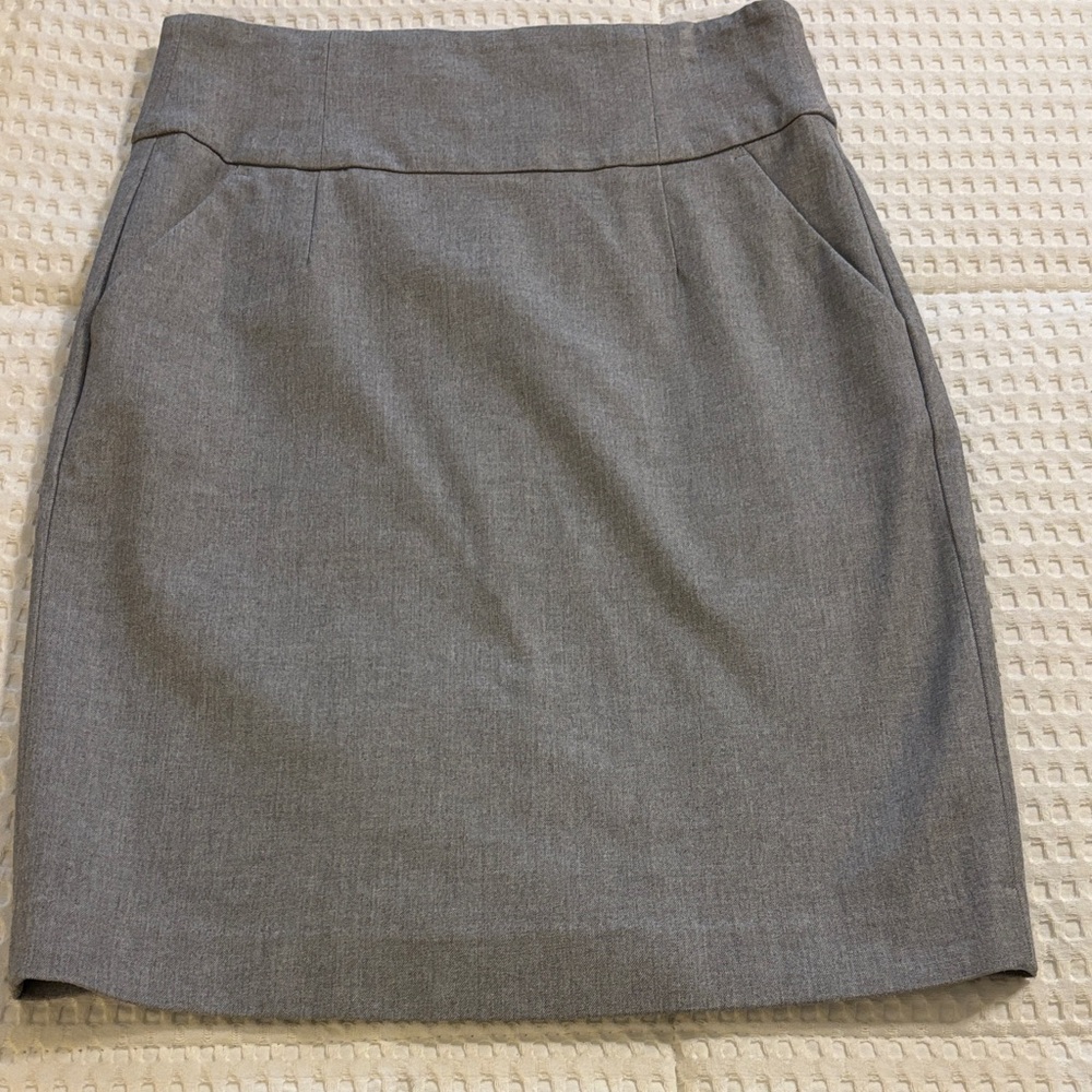 Banana Republic Grey Pencil Skirt – Size 0 – Classic Fall Workwear